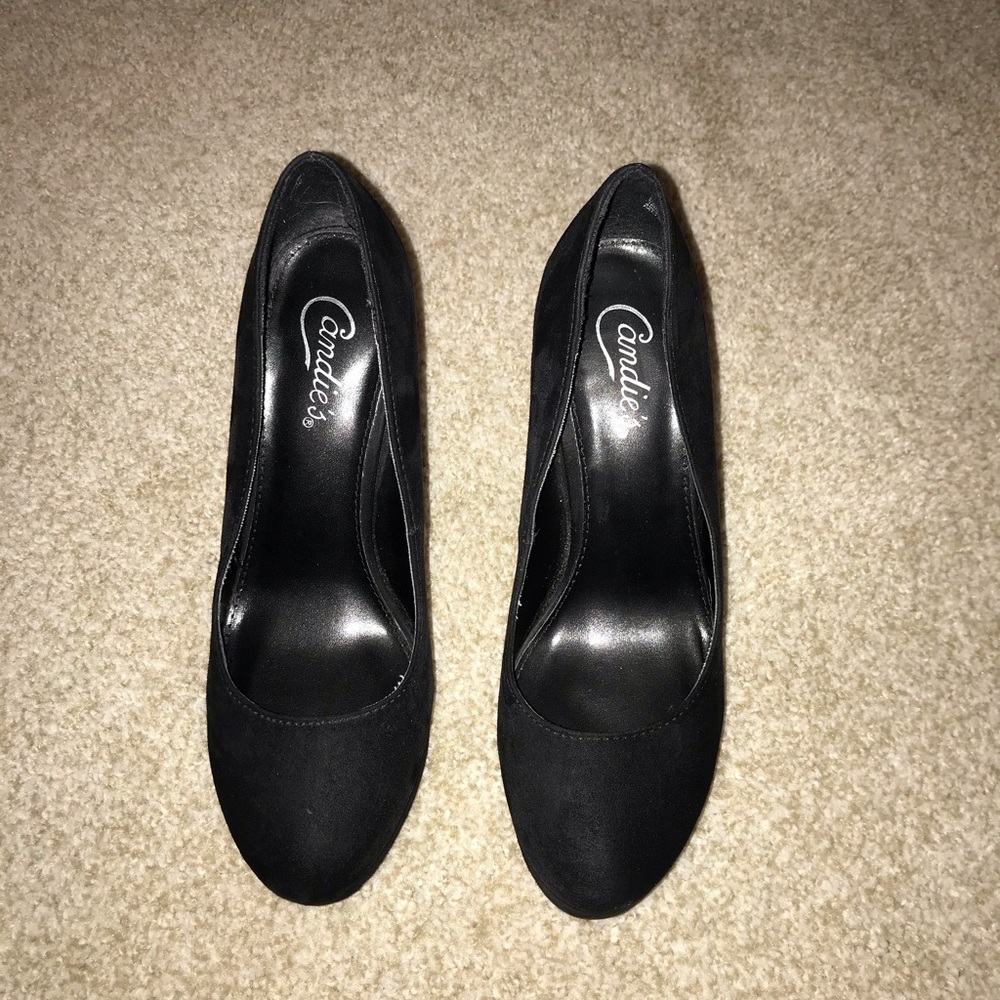 Candie’s black pump.